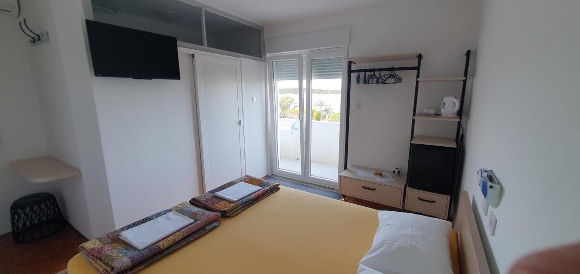 Apartments & Rooms Fam Ribaric Banjol Habitación foto